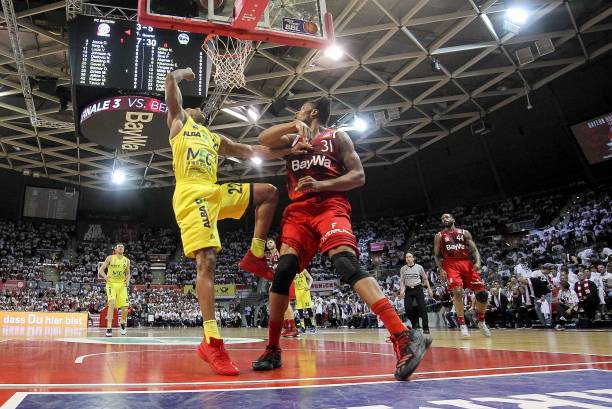 而防守方在 而防守方在