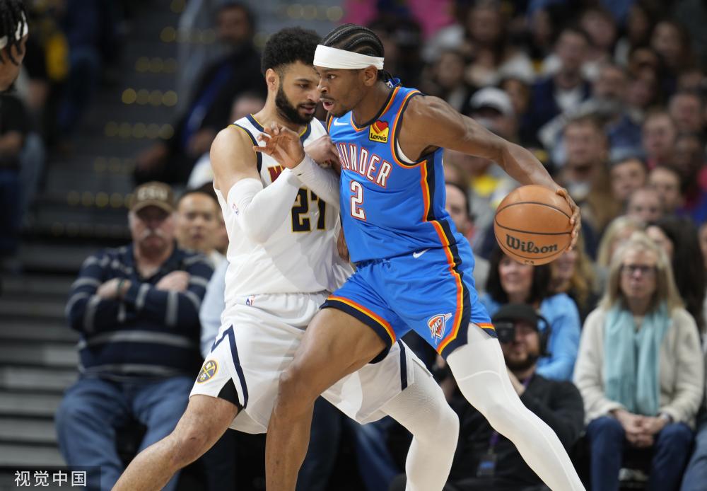 冰壶队迈出 冰壶队迈出